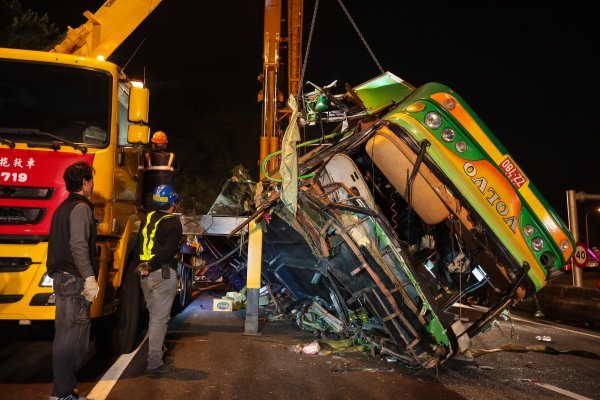 國道車禍 司機無勞保、導遊已領勞保老年給付