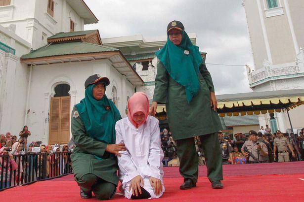印尼外遇女子遭鞭刑 痛苦昏倒在台上