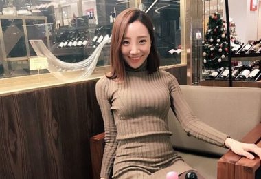 超辣英文老師Yoo Jin Park「巨乳窄裙」授課　學生看到超緊繃毛衣都無法專心了！