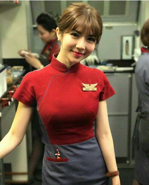 華航甜美正妹空姐Qbee張比比機上拍照　網友：制服變好撐喔！