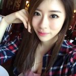 電眼正妹劉璇餐廳用餐　跟姐妹淘自拍還小露乳溝畫面超養眼！