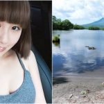 擋不住的魔鬼身材！俏麗短髮超甜奶妹海邊穿泳衣「露絕殺雪乳」：讓人好想摸一把！