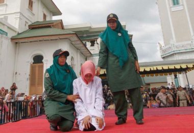 印尼外遇女子遭鞭刑 痛苦昏倒在台上